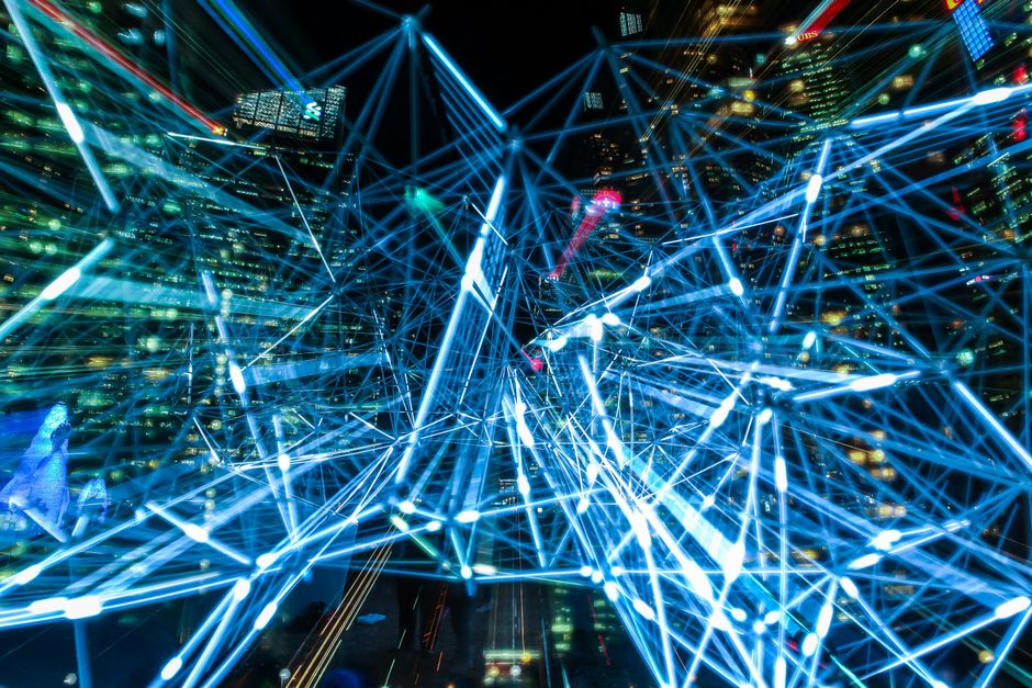 Escena urbana con líneas de luz representando redes de comunicación digital